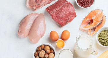 Biotinreiche Lebensmittel wie Fleisch, Fisch, Eier, Nüsse und Milchprodukte.