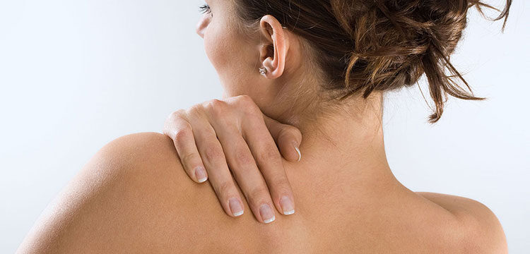 Rückansicht einer Frau mit zusammengebundenen Haaren. Biotin spielt eine Rolle bei den Stoffwechselvorgängen, zur Gesunderhaltung der Haare und der Haarbeschaffenheit.